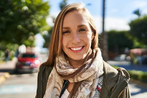 Jonge Blonde Vrouw Glimlachen Zelfverzekerd Staan Straat — Stockfoto