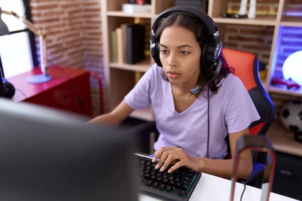 Young African American Woman Streamer Playing Video Game Using Computer — Foto Stock