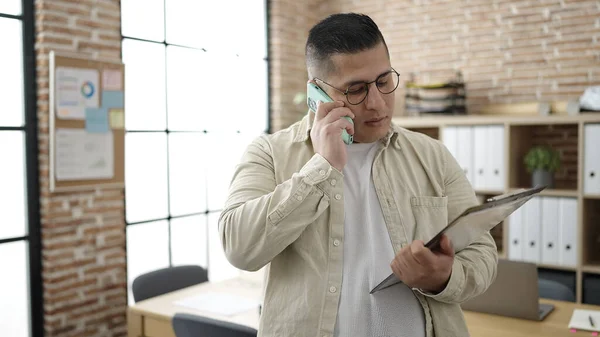 Fiatal Spanyol Férfi Üzletember Beszél Telefonon Olvasás Vágólapról Irodában — Stock Fotó