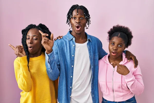 Grupo Três Jovens Negros Juntos Sobre Fundo Rosa Surpreso Apontando — Fotografia de Stock