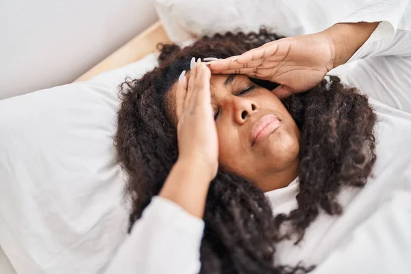 Afrikansk Amerikansk Kvinna Stressad Liggande Sängen Sovrummet — Stockfoto