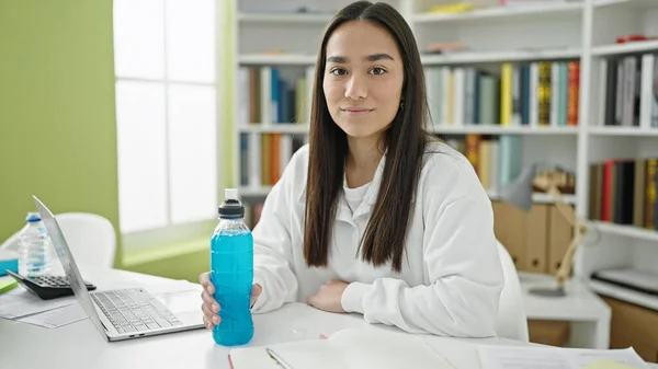 Młoda Piękna Latynoska Studentka Używająca Laptopa Butelką Napoju Energetycznego Klasie — Zdjęcie stockowe