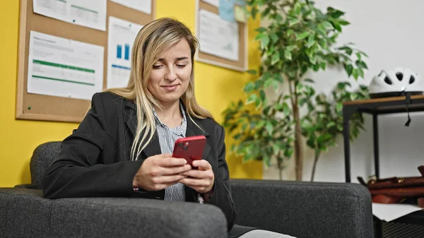 Młoda Blondynka Biznes Pracownik Pomocą Smartfona Pracuje Biurze — Zdjęcie stockowe
