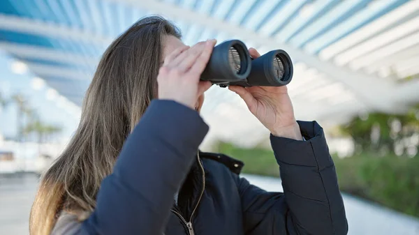 Young Caucasian Woman Using Binoculars Park — Stock Photo, Image