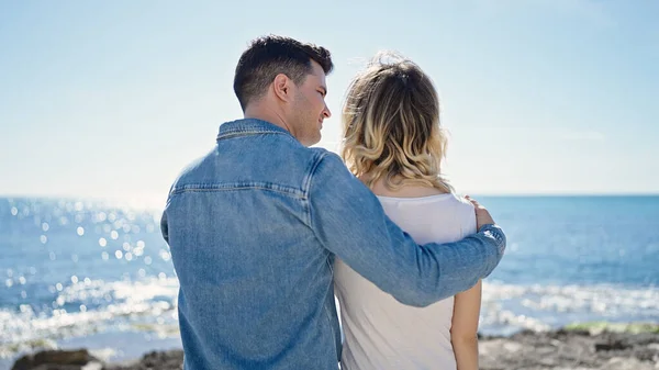 Man Woman Couple Hugging Each Other Backwards Seaside — Stock Photo, Image