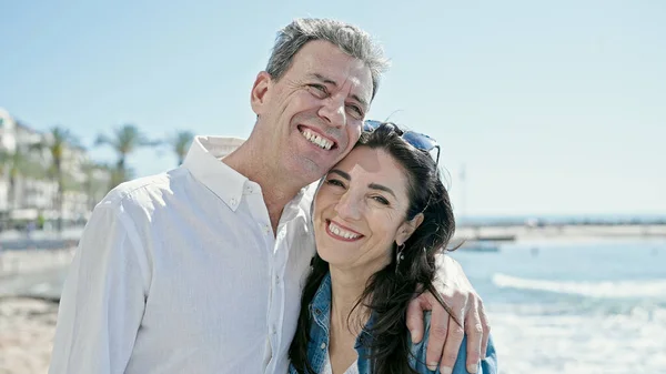 Senioren Man Vrouw Paar Glimlachen Zelfverzekerd Knuffelen Elkaar Aan Zee — Stockfoto