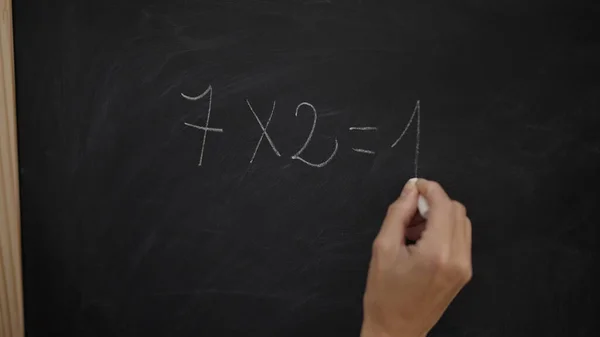 幼稚园年轻美丽的惊慌失措的幼稚园老师写数学习题 — 图库照片