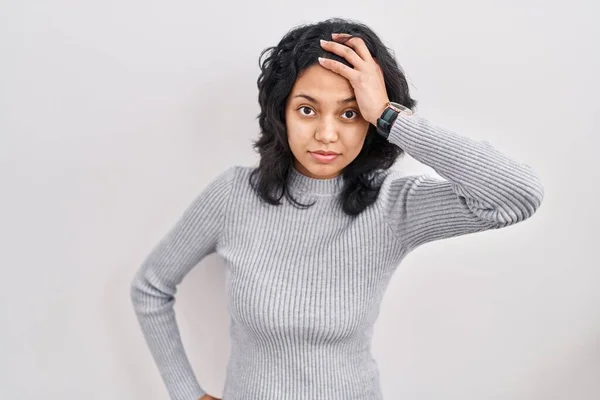 孤立した背景の上に立って暗い髪を持つヒスパニック系の女性は心配し 額に手で問題について強調しました 危機への神経と不安 — ストック写真