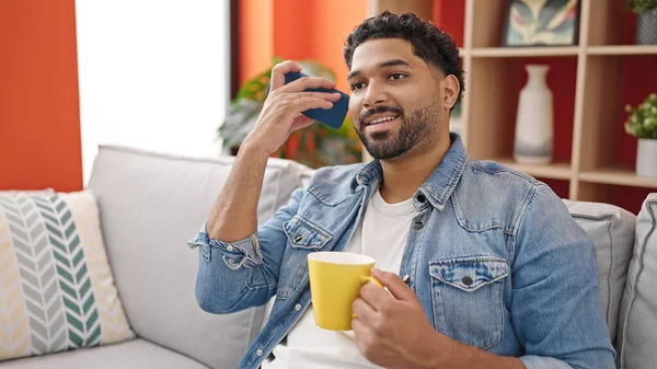 Afroamerikansk Man Lyssnar Röstmeddelande Genom Smartphone Dricka Kaffe Hemma — Stockfoto