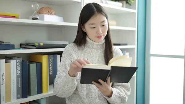 Young Chinese Woman Student Reading Book Studying Library University — Stockfoto