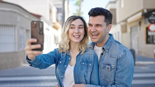 男と女のカップルが一緒に立って作る自画によってスマートフォンでストリート — ストック写真