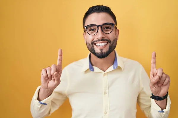 Jovem Hispânico Vestindo Roupas Negócios Óculos Sorrindo Espantado Surpreso Apontando — Fotografia de Stock