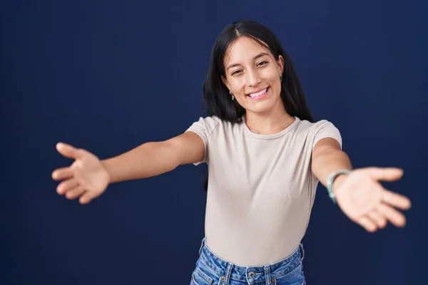 Jonge Spaanse Vrouw Die Een Blauwe Achtergrond Staat Naar Camera — Stockfoto