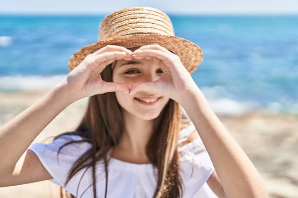 Adorable Chica Turista Sonriendo Confiado Haciendo Gesto Corazón Con Las —  Fotos de Stock