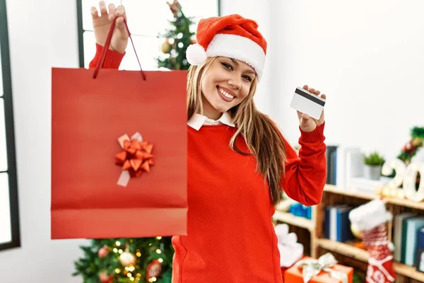 Jovem Caucasiana Segurando Cartão Crédito Saco Presente Natal Casa — Fotografia de Stock