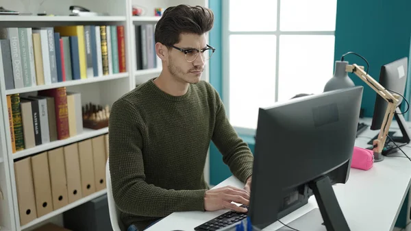 Young Hispanic Man Student Using Computer Studying Library University — Fotografia de Stock