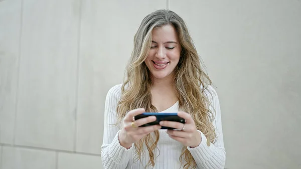 Young Blonde Woman Smiling Confident Watching Video Onsmartphone Street — ストック写真