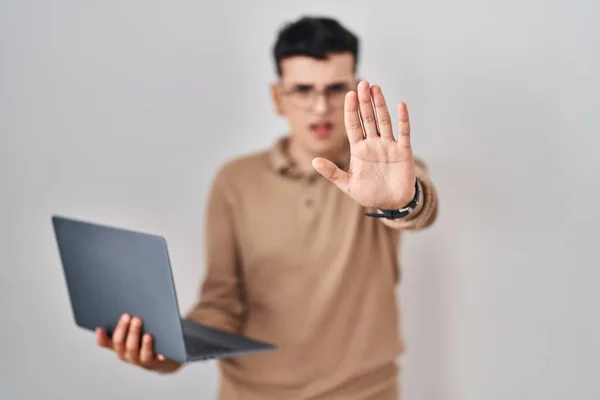 Nicht Binäre Person Mit Computer Laptop Tun Stop Geste Mit — Stockfoto