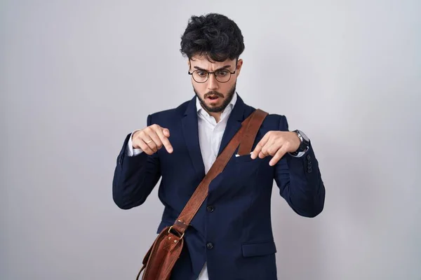 Hispánec Vousy Oblečený Obchodního Oblečení Ukazuje Prstem Ukazujícím Reklamu Překvapený — Stock fotografie