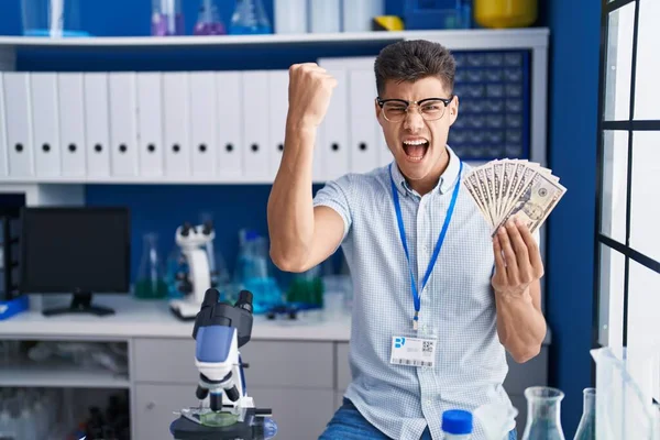 Jeune Homme Hispanique Travaillant Laboratoire Scientifique Tenant Des Dollars Agacés — Photo