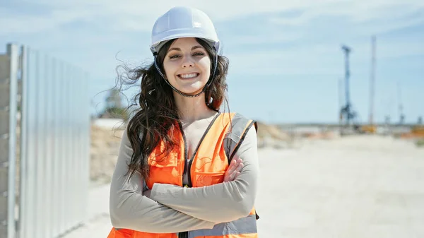 Jovem Bela Mulher Hispânica Construtor Sorrindo Confiante Com Braços Cruzados — Fotografia de Stock