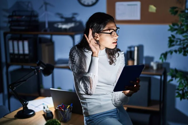 Mujer Brasileña Joven Usando Touchpad Noche Trabajando Oficina Sonriendo Con — Foto de Stock