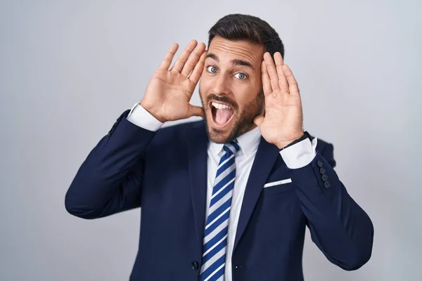 Bonito Homem Hispânico Vestindo Terno Gravata Sorrindo Alegre Jogando Espreitar — Fotografia de Stock