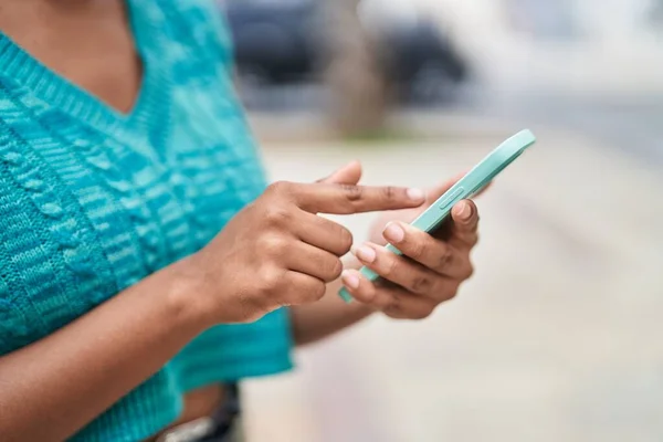 Αφροαμερικανή Γυναίκα Που Χρησιμοποιεί Smartphone Στο Δρόμο — Φωτογραφία Αρχείου