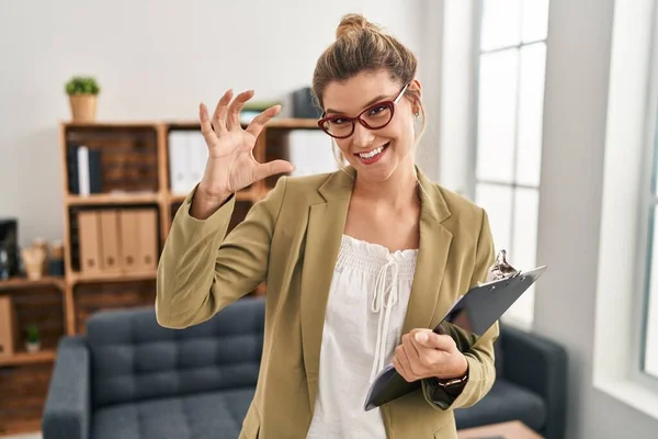 Young Woman Working Consultation Office Smiling Confident Gesturing Hand Doing — Stock Photo, Image