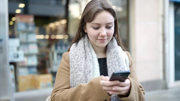 Ung Blond Kvinna Ler Säker Med Hjälp Smartphone Gatan — Stockfoto