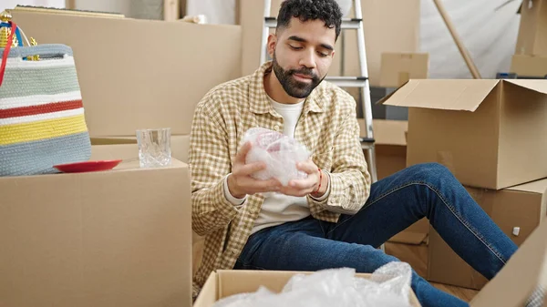 Young Hispanic Man Packing Cardboard Box New Home — Fotografia de Stock
