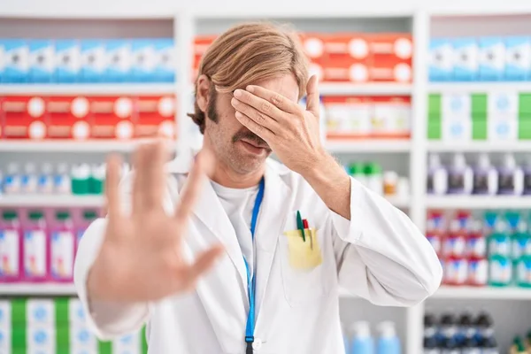 Homem Caucasiano Com Bigode Trabalhando Farmácia Farmácia Cobrindo Olhos Com — Fotografia de Stock