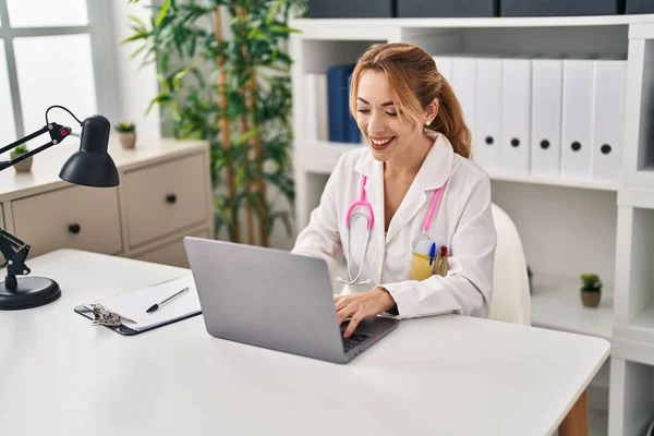 Young Woman Wearing Doctor Uniform Using Laptop Working Clinic — Stockfoto