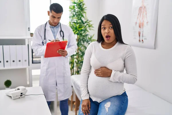 Jonge Spaanse Moeder Verwacht Een Baby Bij Dokter Bang Verbaasd — Stockfoto
