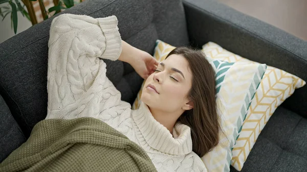 Young Beautiful Hispanic Woman Lying Sofa Sleeping Home — Stockfoto