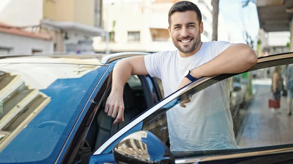 Fiatal Spanyol Férfi Mosolyog Magabiztos Támaszkodik Autó Ajtó Utcán — Stock Fotó