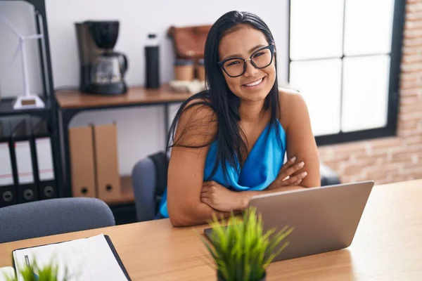 Young Beautiful Latin Woman Business Worker Using Laptop Sitting Arms — Stok fotoğraf
