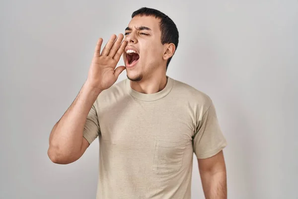 Hombre Árabe Joven Con Camiseta Casual Gritando Gritando Fuerte Lado —  Fotos de Stock