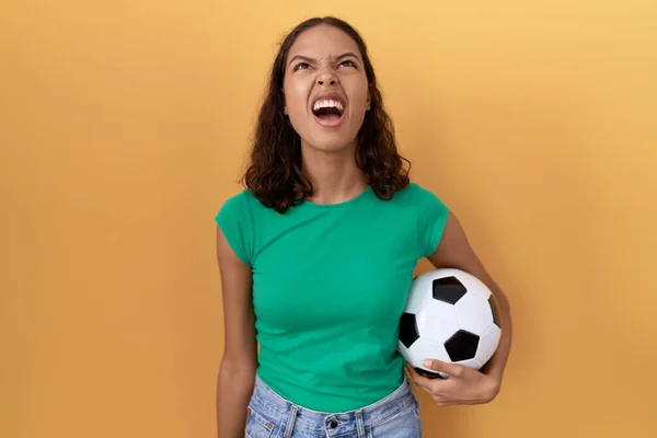 Junge Hispanische Frau Hält Ball Wütend Und Wütend Schreit Frustriert — Stockfoto