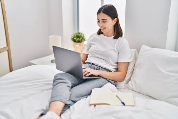 Young Hispanic Woman Sitting Bed Using Laptop Studying Bedroom — Stok fotoğraf