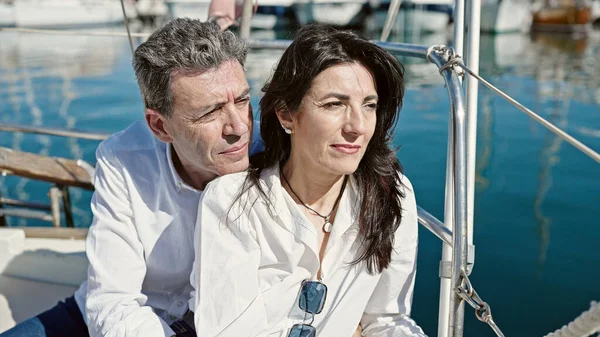 Hombre Mujer Mayores Pareja Sentados Juntos Barco Con Expresión Relajada —  Fotos de Stock