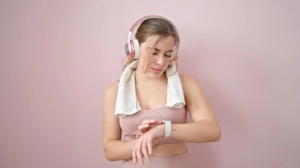 Junge Blonde Frau Hört Musik Und Schaut Stoppuhr Über Isolierten — Stockfoto