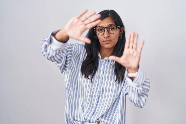 Mujer Hispana Joven Usando Gafas Haciendo Marco Usando Manos Palmas —  Fotos de Stock