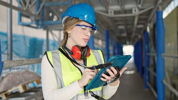 Young Blonde Woman Architect Using Touchpad Street — Stock Photo, Image