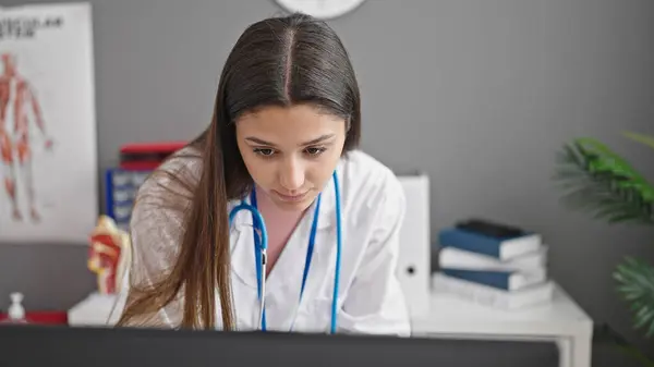 Mladá Krásná Hispánská Žena Lékař Pomocí Počítače Pracuje Klinice — Stock fotografie