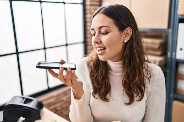 Ung Vacker Latinamerikansk Kvinna Handel Företagare Talar Smartphone Kontoret — Stockfoto