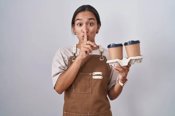 Mujer Hispana Joven Con Delantal Camarera Profesional Sosteniendo Café Pidiendo —  Fotos de Stock