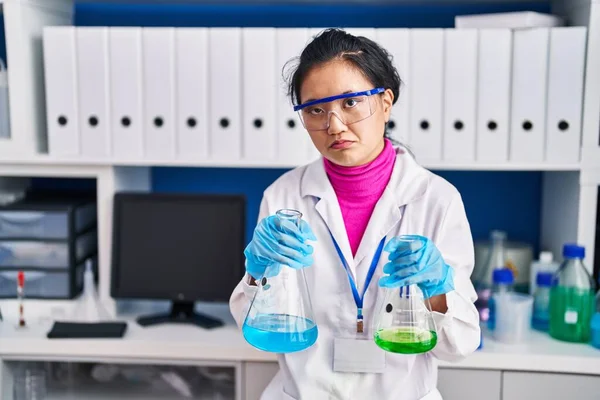 Молодая Азиатка Работающая Лаборатории Ученого Подавлена Переживает Горе Плачет Злой — стоковое фото