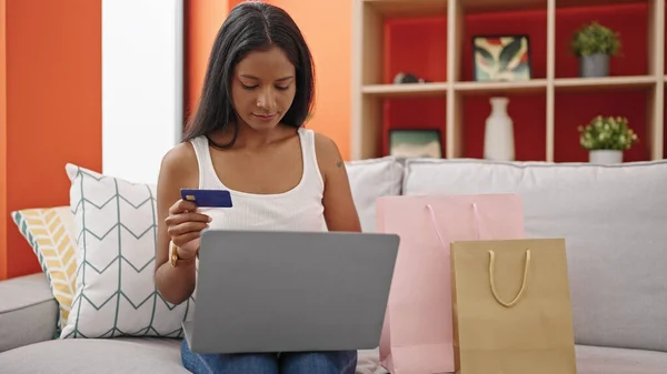 Afrikaans Amerikaanse Vrouw Winkelen Met Laptop Creditcard Zitten Bank Thuis — Stockfoto