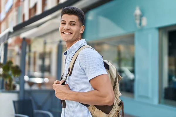 Νεαρός Ισπανός Φοιτητής Χαμογελά Σίγουρος Στέκεται Στο Δρόμο — Φωτογραφία Αρχείου